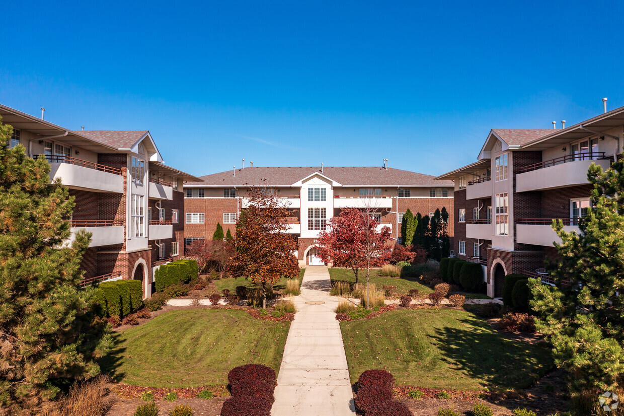 Primary Photo - Courtyards Of Westmont