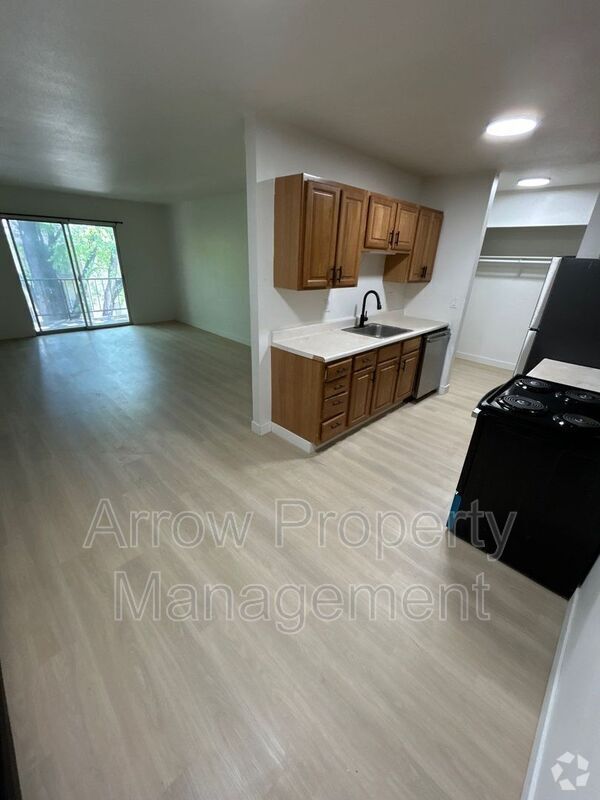 Building Photo - 215 E Arbor Ave