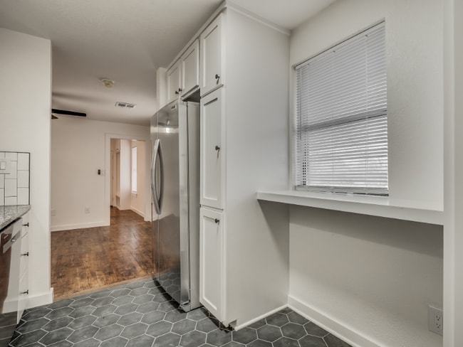 Building Photo - 131 W Acres St