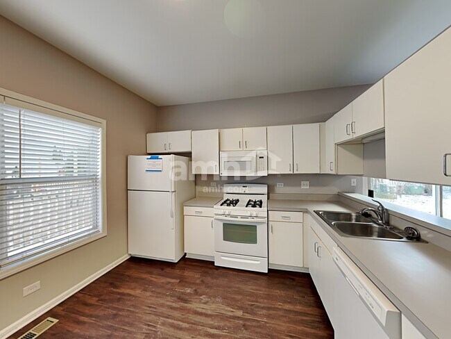 Foto del edificio - 2417 Deerfield Dr