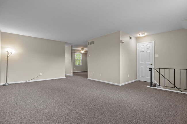 Building Photo - 560 Thrush Ct