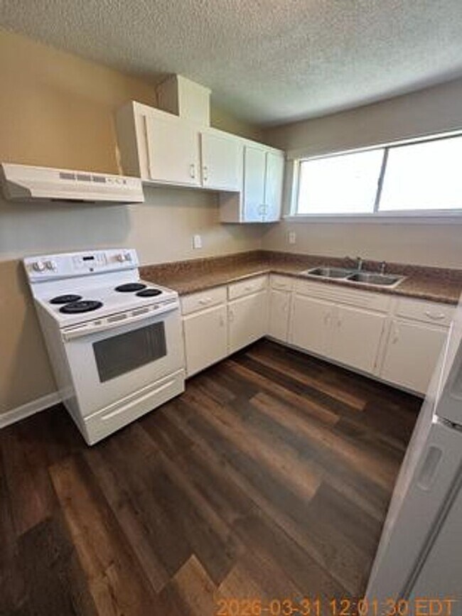Foto del edificio - Bright 4BR Home with Fenced Yard, Hardwood Floors & Garage on Rankin St