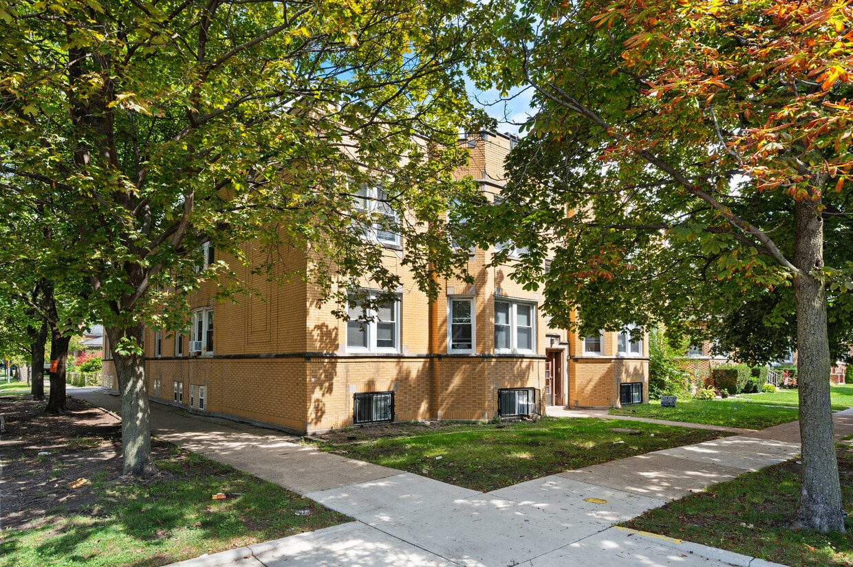 Foto principal - 2835 N Lockwood Ave