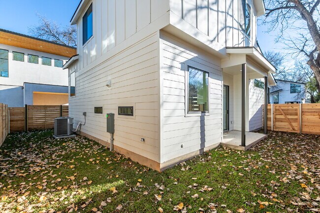 Foto del edificio - Spacious 3-Bedroom Home in East Austin Holly Neighborhood with 2.5 Bathrooms