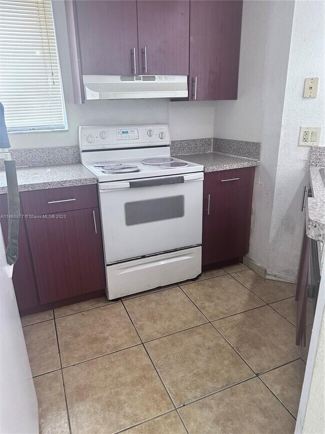Foto del edificio - 3480 Pinewalk Dr N