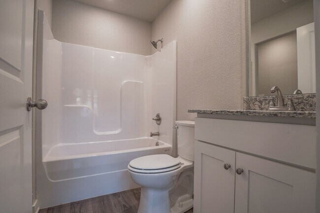 Building Photo - 2 Bed 2 Bath Cottage!