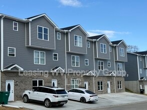 Building Photo - 136 Christian Ct