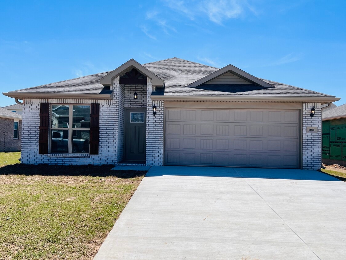 Foto principal - 2091 Bluestem Dr