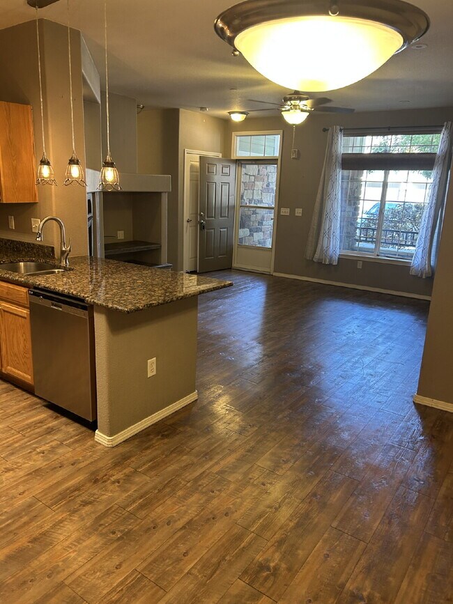 Foto del edificio - "Spacious 2-Bed, 2-Bath Condo Retreat in T...