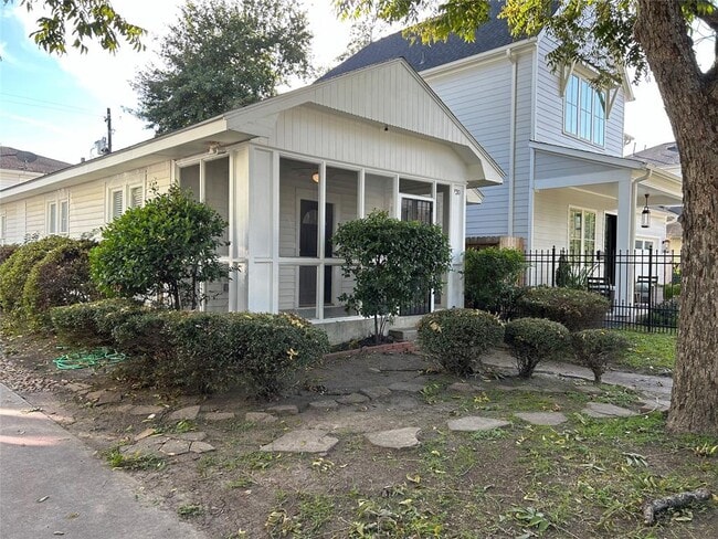 Building Photo - 730 E 10th St