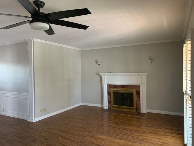 Building Photo - For Rent: Charming 2 Bed / 2 Bath Duplex i...