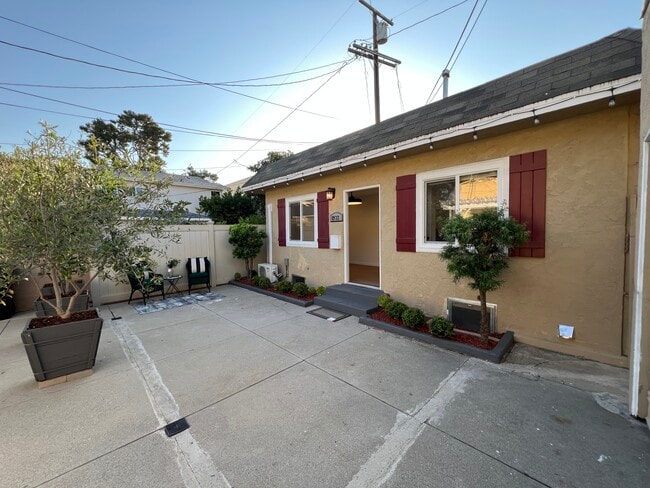 Private Entry Yard - 8932 Krueger St
