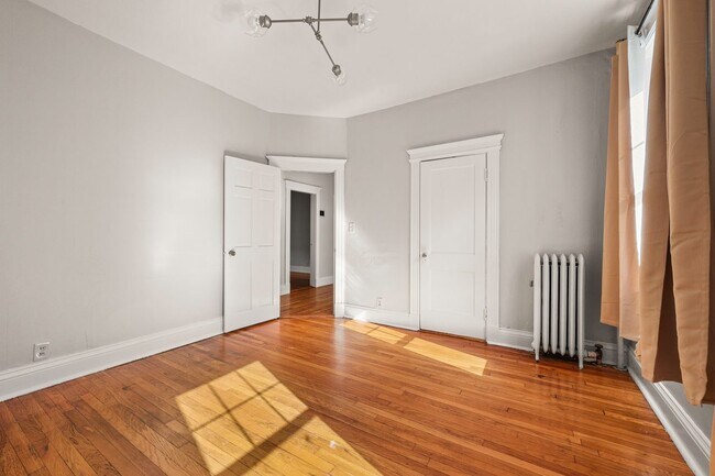 Foto del edificio - Queen room in 3-bed/1.0-bath Home