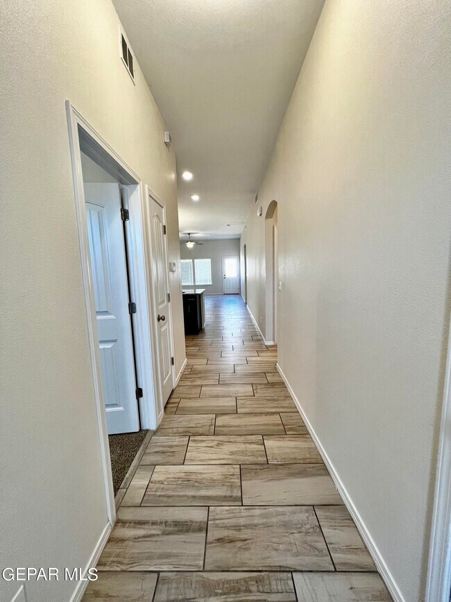 Building Photo - 1020 Indigo Sky St