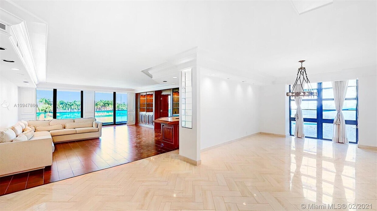 Primary Photo - 5500 Collins Ave