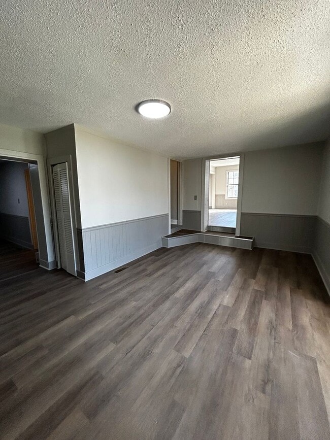 Building Photo - Spacious 4 bed, 2 bath home! Located minutes from Battlefield Pkwy and East Ridge!
