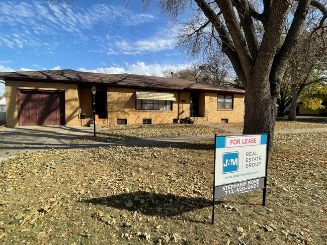 Building Photo - Huge 3 Bedroom Single Family Home! 12 mont...