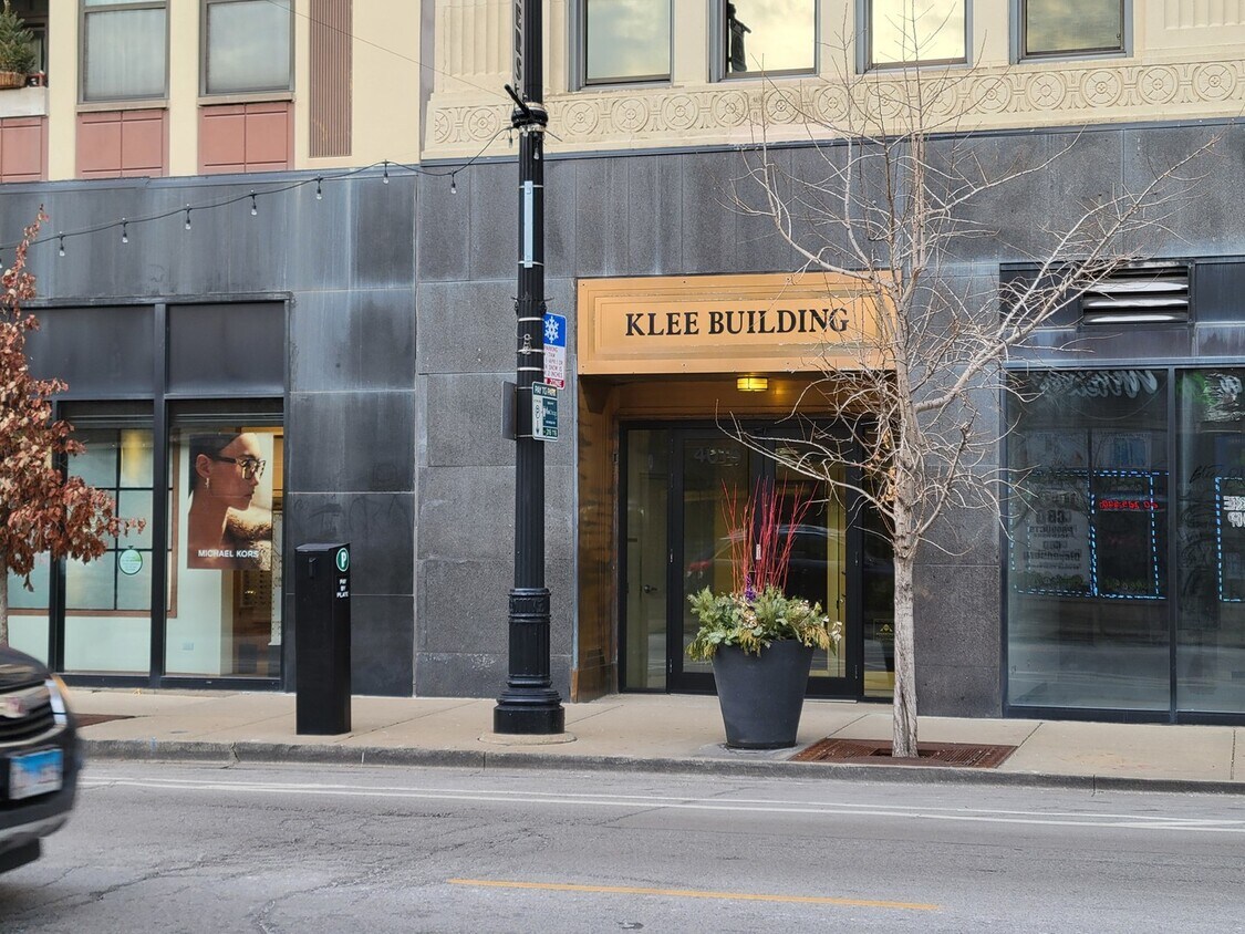 Primary Photo - 4015 N Milwaukee Ave