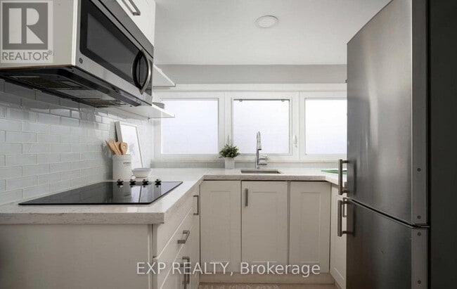Building Photo - 8 Springhurst Ave