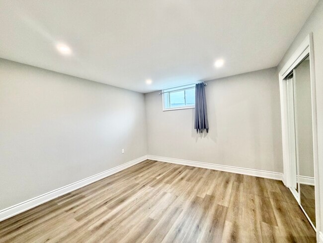Building Photo - 2 BED - 1 BATH - LONDON - BASEMENT