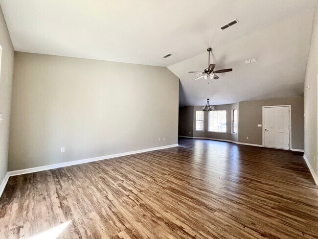 Foto del edificio - COMING MID-MAY 2026! (Pet Friendly)