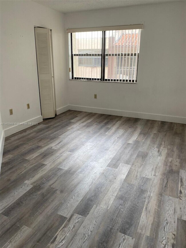 Foto del edificio - 660 W Park Dr