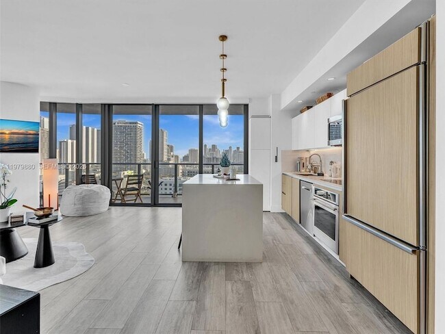 Foto del edificio - 121 NE 34th St