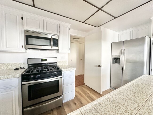 Foto del edificio - Spacious 2 Bed 2 Bath Apartment w/ In Unit Washer Dryer & Central A/C