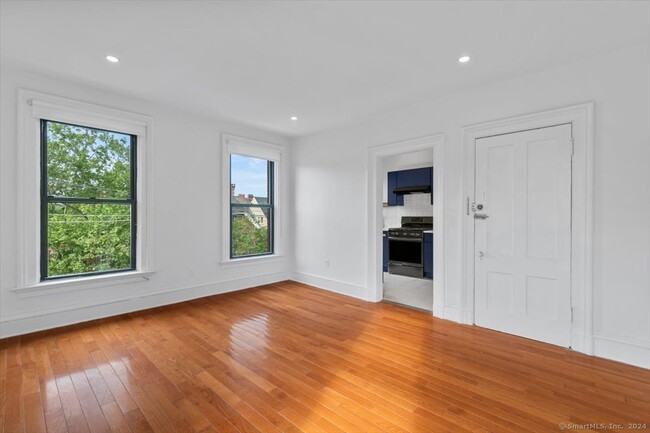 Building Photo - 48 Trumbull St