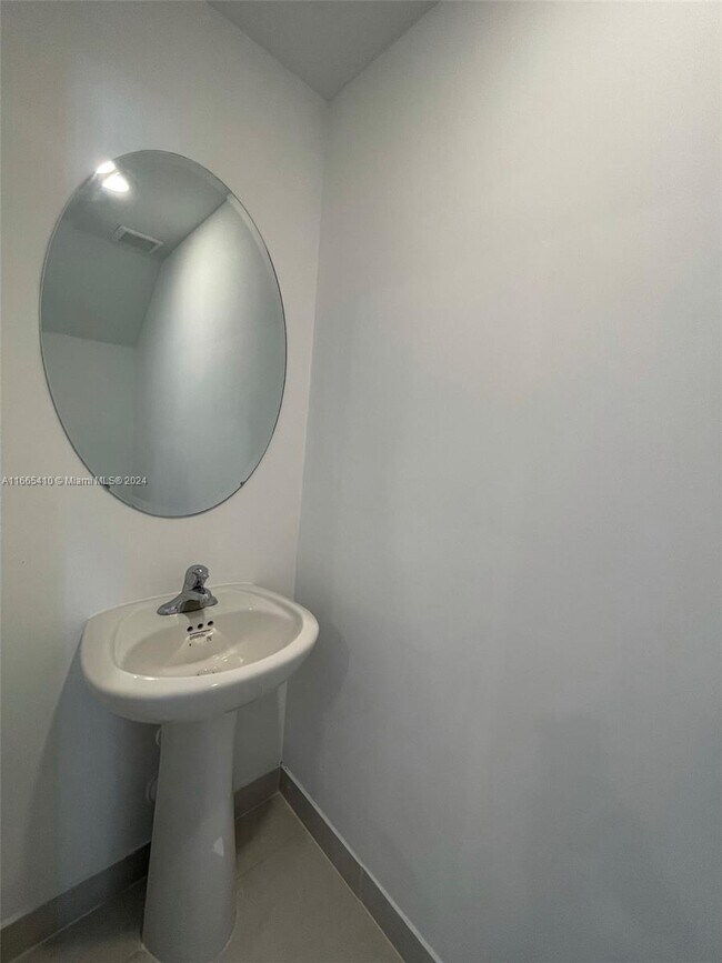 Foto del edificio - 1825 SE 27TH RD