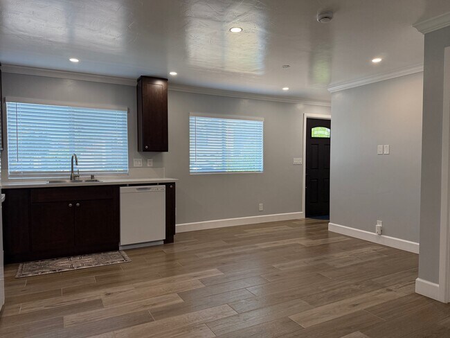 Foto del edificio - 6112 Travers Way