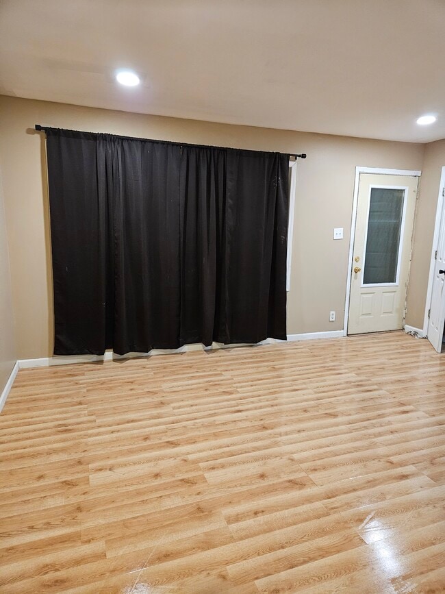 Building Photo - 2116 Central Dr