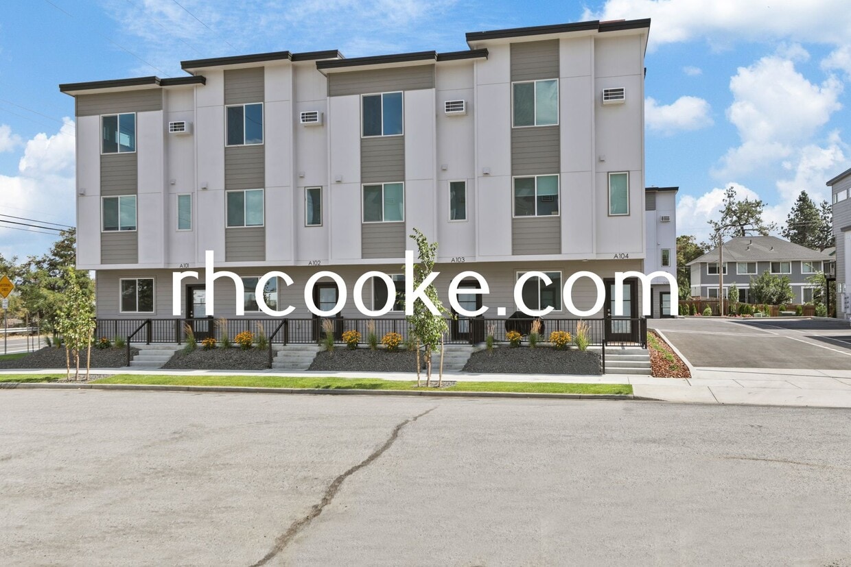 Frente del edificio - Vista de la calle - 5th & Conklin Townhomes