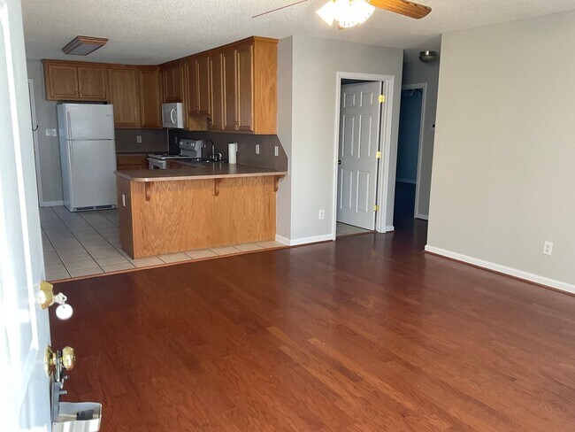 Building Photo - Duplex with 2 bedrooms, 1 bath