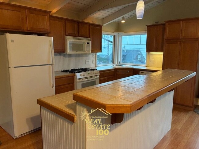 Building Photo - 3550 NW Jetty Ave