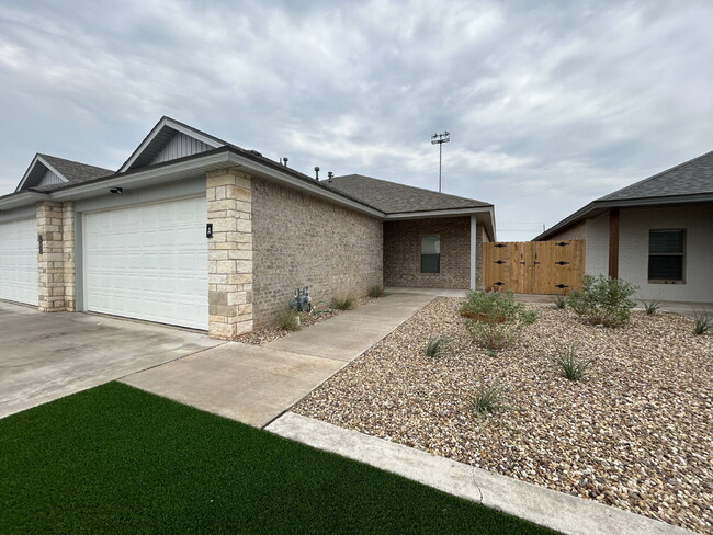 Foto del edificio - Brand New Duplex in Frenship East!