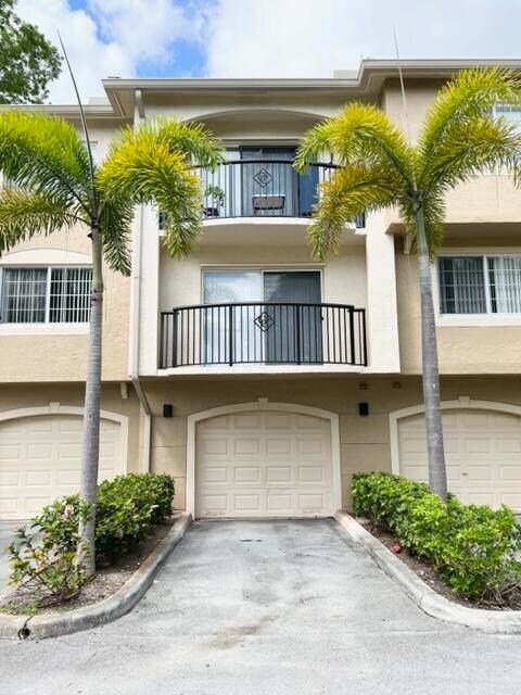 Foto principal - 1100 Crestwood Ct S