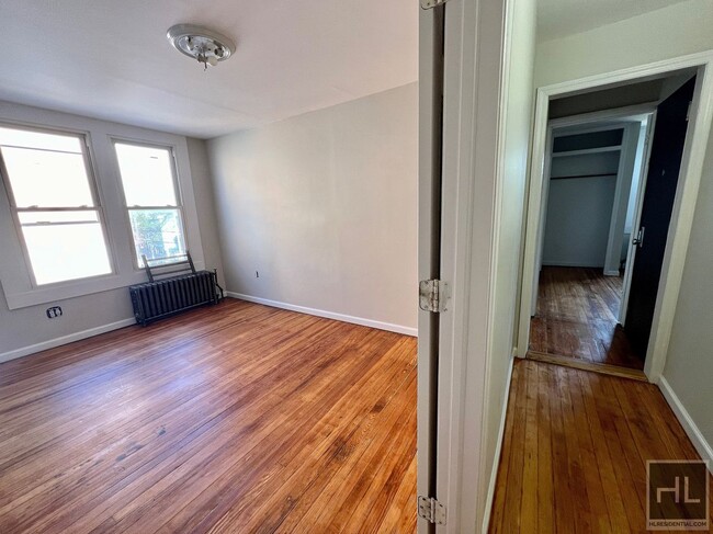 Building Photo - Top Floor 3BR 1BA w/ Laundry & Private Gar...