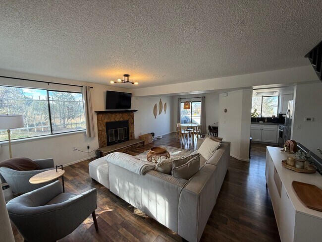 Building Photo - Welcome home to this beautifully updated townhome in the highly desirable Chesapeake Bay community!