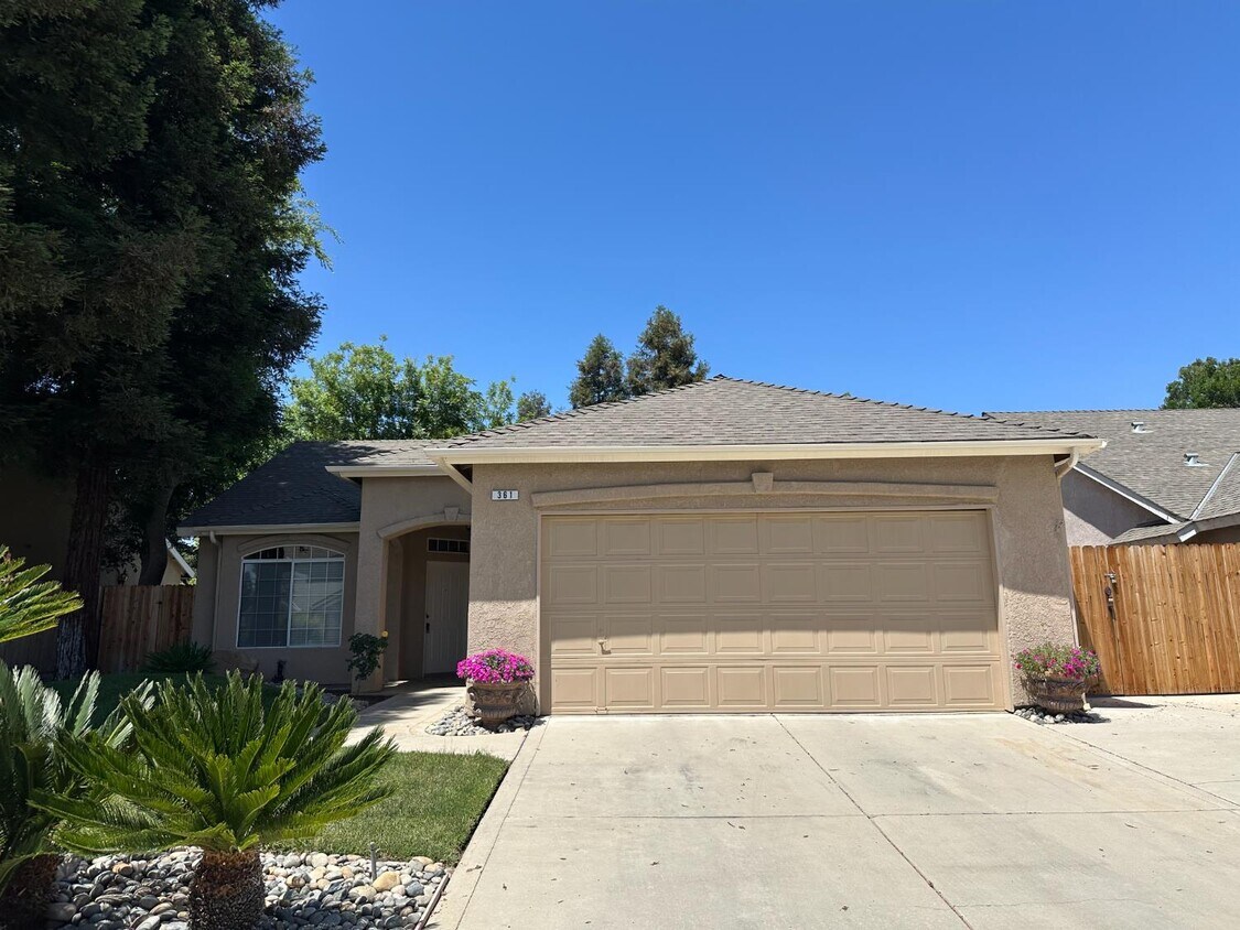 Foto principal - 361 W Chennault Ave