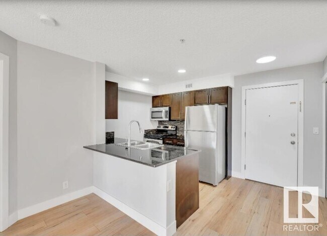 Photo du bâtiment - 11820 22 Ave SW