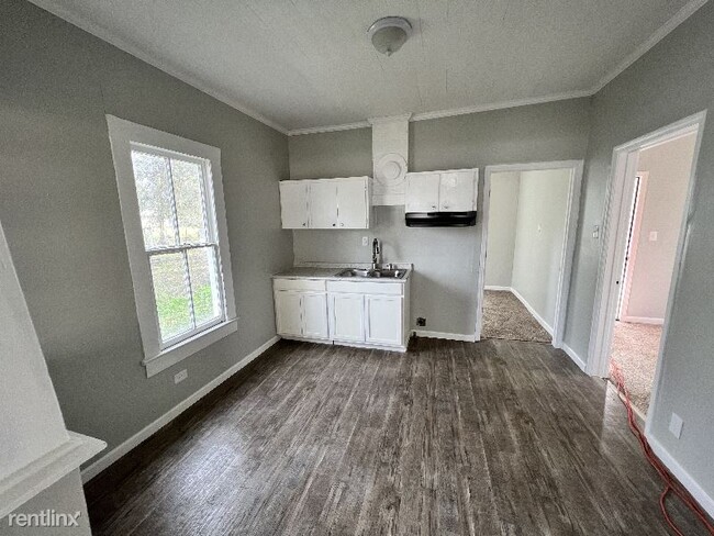 Building Photo - 3 br, 1 bath House - 502 E Oak St