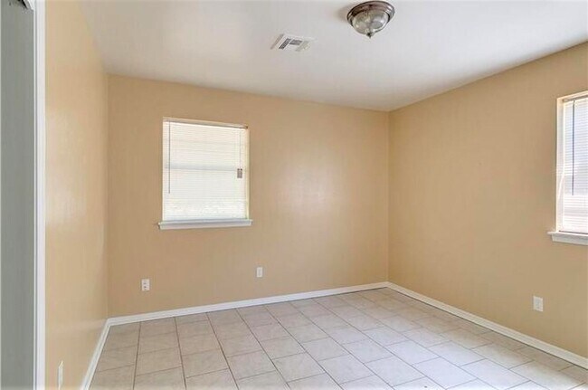Building Photo - Adorable Home Close to Tinker AFB!!! *** O...