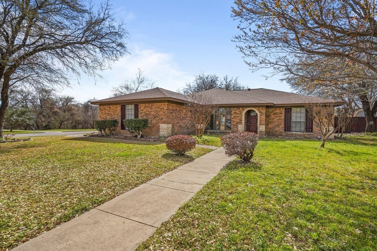 Building Photo - Great 4 Bed, 2 Bath Rental in the Heart of...