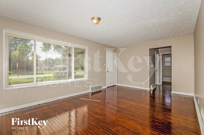 Foto del edificio - 2825 Kessler Blvd Dr