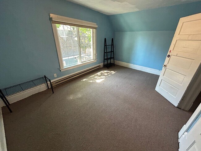 Building Photo - 6 bed 3 bath House Near Gonzaga - Availabl...