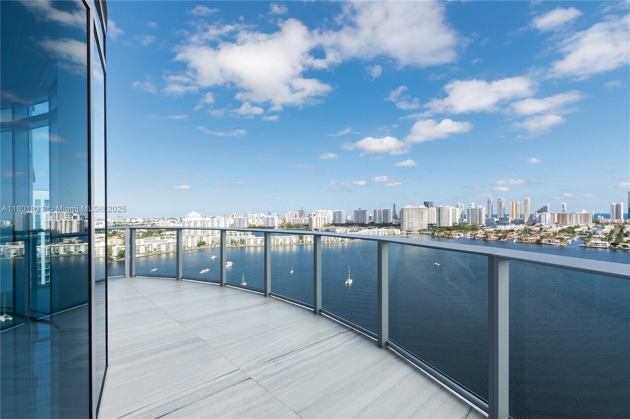 Foto principal - 17111 Biscayne Blvd