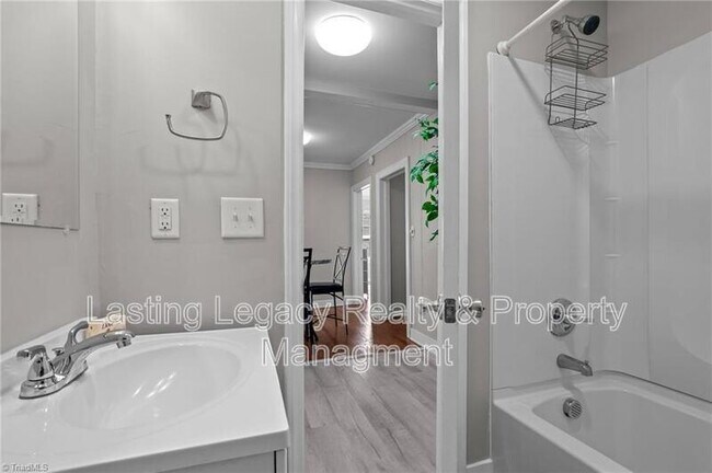 Foto del edificio - 156 Rosedale Cir