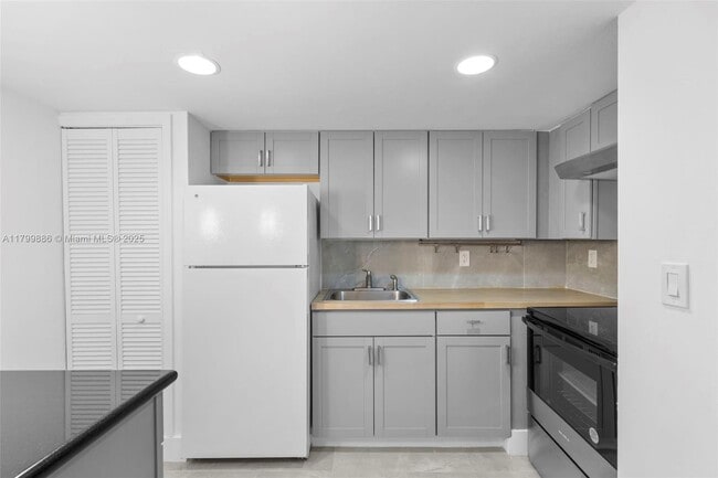 Building Photo - 4325 NW S Tamiami Canal Dr