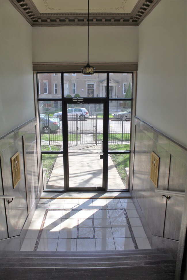 Foyer - 5648 S Calumet Ave